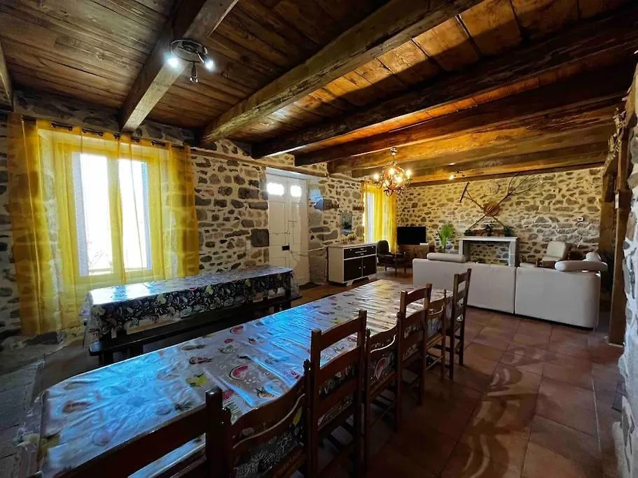 Hébergement de vacances Gite A La Ferme Au Coeur De L'Auvergne Saint-Hippolyte  France