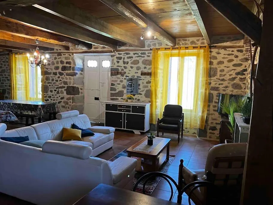 Hébergement de vacances Gite A La Ferme Au Coeur De L'Auvergne Saint-Hippolyte  France