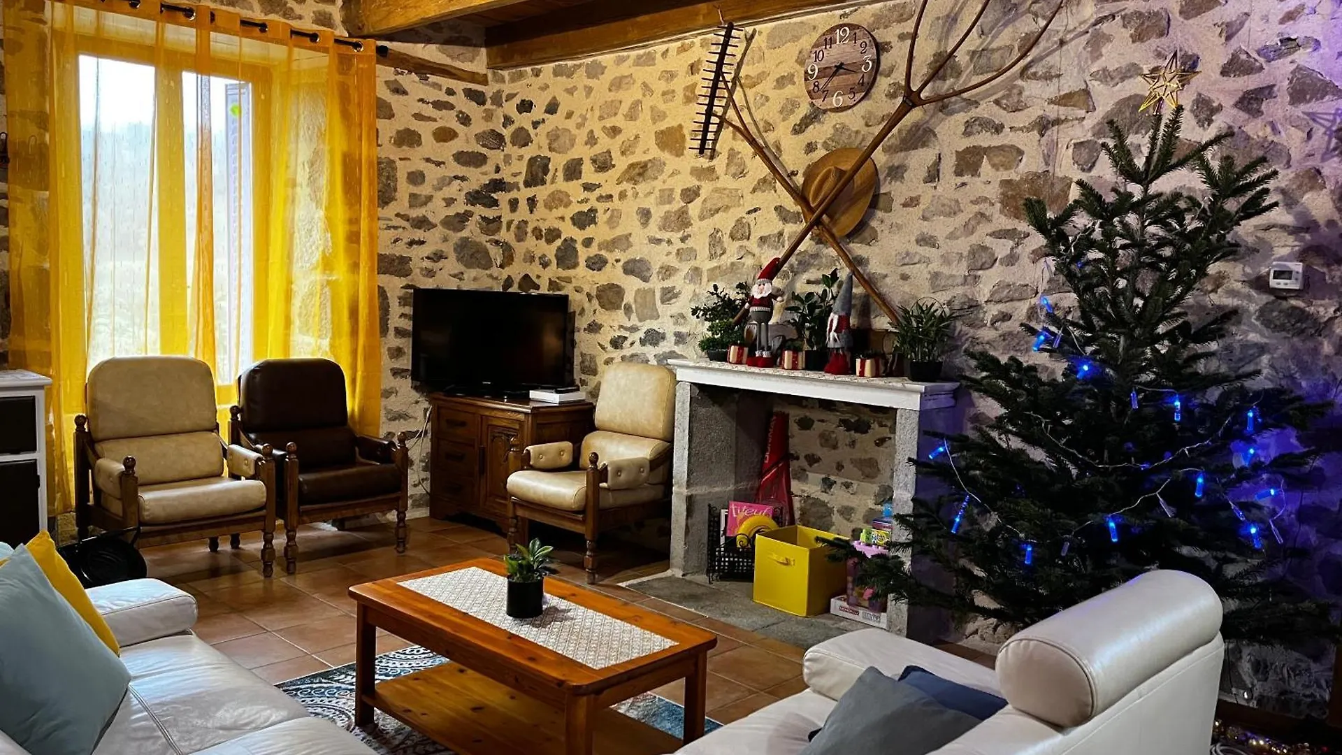 Gite A La Ferme Au Coeur De L'Auvergne Saint-Hippolyte  Hébergement de vacances Saint-Hippolyte (Cantal)